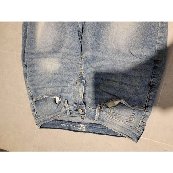 Levi Strauss Signature Women's Blue High-rise Curvy Straight Zip-fly Denim Jeans - Picture 4 of 9